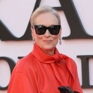 Vingt ans après le premier volet, le casting culte s’est réuni pour la première mondiale du "Diable s'habille en Prada 2" à New-York.

Anne Hathaway, Meryl Streep, Lady Gaga et les acteurs assistent à la première mondiale de "Le diable s'habille en Prada 2" au Lincoln Center à New York.

©BestImage