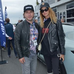 Michaël Youn et sa compagne Isabelle Funaro lors des "24H du Mans 2024", le 15 juin 2024. © Rachid Bellak/Bestimage