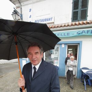 Info du 23/04/2025 - La fille du premier ministre, Hélène Perlant révèle dans Paris Match qu'elle a subi des sévices à Bétharram mais qu'elle n'en a jamais parlé - Archives - François Bayrou passe au village de Lestelle-Bétharram où se situe l'institution Notre Dame de Bétharram ( aujourd'hui Ensemble Scolaire le Beau Rameau),au coeur d'un scandale d'abus sexuels sur des élèves.
Photos du 22 mai 2011.
Plusieurs enfants du Premier ministre ont été scolarisés dans cet établissement catholique sous contrat « qui a la réputation d’être strict », comme il l’a rappelé mardi devant l’Assemblée nationale. L’un de ses fils était notamment dans la classe d’un élève à l’origine de la première plainte déposée contre un surveillant, pour une violente claque qui avait percé le tympan du garçon, en avril 1996. Sa femme Elisabeth Bayrou y a également enseigné le catéchisme.
Ces liens ont valu à François Bayrou d’être interrogé, depuis un an, sur l’enquête du parquet de Pau sur plus d’une centaine de plaintes dénonçant des faits de violences physiques, agressions sexuelles et viols à Bétharram dans les années 1970 à 1990.
Au Monde, à La République des Pyrénées et au Parisien, François Bayrou répète en mars 2024 n’avoir « jamais entendu parler » des accusations de viols. « Seule l’une de mes filles se souvient d’une affaire de claques données par un surveillant », déclare-t-il. « Je ne connaissais pas le père Carricart, si ce n’est peut-être de vue. Jamais je n’ai été au courant de cette histoire à ce moment-là », ajoute-t-il au sujet de cet ancien directeur de Notre-Dame-de-Bétharram, mis en examen et placé en détention provisoire pour viol en mai 1998. Remis en liberté le mois suivant, ce religieux rejoindra Rome où son corps sera retrouvé dans le Tibre deux ans plus tard.

© Christophe de Prada / Bestimage