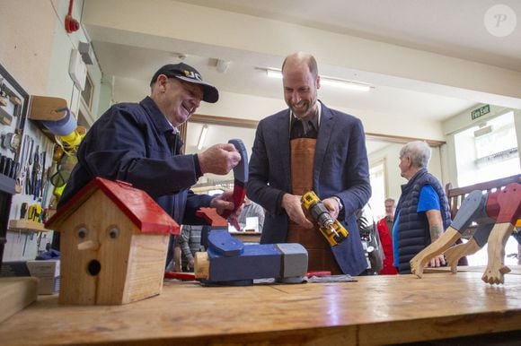 Le duc de Rothesay, le prince William, en visite au Carnoustie and Monifieth Men's Shed Carnoustie, Écosse. Le Prince William en compagnie d'Alex Campbell qui l'aide à fabriquer un arbre en bois le 6 février 2025. ©Michael Schofield/The Sun/News Licensing/ABACAPRESS.COM