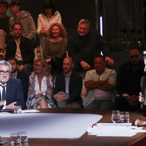 Christophe Dechavanne a beau avoir quitté "Quelle époque !", il n'a pas rompu les liens avec Léa Salamé. 

Exclusif - Jean Imbert, Lea Salamé, Paul de Saint Sernin, Malou Khebizi, Agathe Riedinger, Christophe Dechavanne, Pierre Lescure, Charlotte Dhenaux, Pierre-Antoine Capton, Philippe Caverivière sur le plateau de Quelle Epoque  pendant le Festival de Cannes - Cannes - © Jack Tribeca / Bestimage