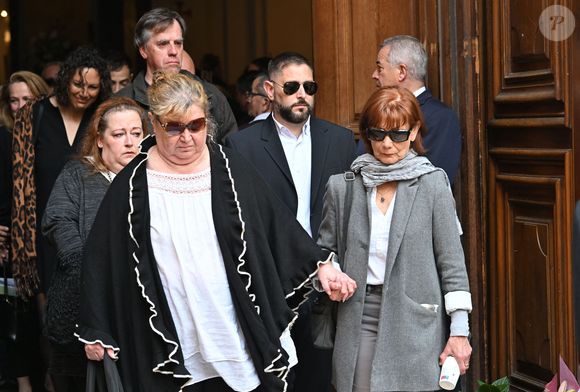 Julie Mercy, Violette Petrucciani (mère de Loana) - Sorties des obsèques de Loana Petrucciani dans la cathédrale Sainte-Réparate à Nice le 10 avril 2026. L'ancienne star de téléréalité a été retrouvée morte dans son appartement niçois par les autorités, le 25 mars dernier. © Bruno Bebert/Bestimage