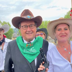 De son côté, François Hollande est même allé jusqu’à revêtir un chapeau de cow-boy ainsi qu’un foulard vert sur lequel on pouvait lire Corrèze, pour tester la danse country avec le club local.

Exclusif - François Hollande, venu tester la danse country avec le club local, à l’arrivée de la 3ème étape de la 58ème édition du Tour Du Limousin-Périgord Nouvelle Aquitaine à Masseret (Corrèze), France, le 21 août 2025. © Fabien Faure/Bestimage