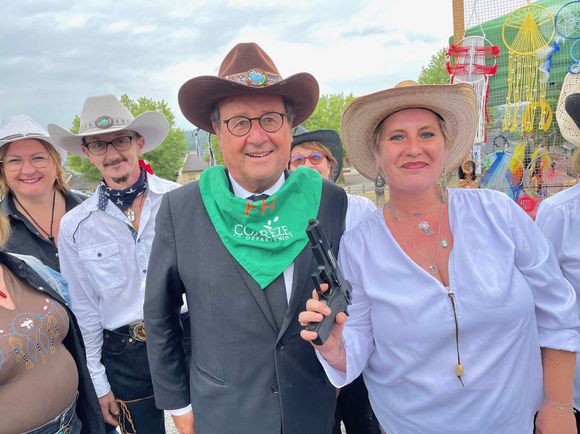 De son côté, François Hollande est même allé jusqu’à revêtir un chapeau de cow-boy ainsi qu’un foulard vert sur lequel on pouvait lire Corrèze, pour tester la danse country avec le club local.

Exclusif - François Hollande, venu tester la danse country avec le club local, à l’arrivée de la 3ème étape de la 58ème édition du Tour Du Limousin-Périgord Nouvelle Aquitaine à Masseret (Corrèze), France, le 21 août 2025. © Fabien Faure/Bestimage