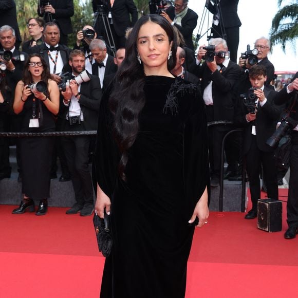 "On apprend presque par hasard que la comédienne et réalisatrice est aussi la jeune maman de deux enfants de quatre ans et demi et… 6 mois. Elle nous confie ne plus beaucoup dormir.”

Hafsia Herzi - Montée des marches de la cérémonie de clôture du 78ème Festival International du Film de Cannes, au Palais des Festivals à Cannes. Le 24 mai 2025
© Jacovides-Moreau / Bestimage