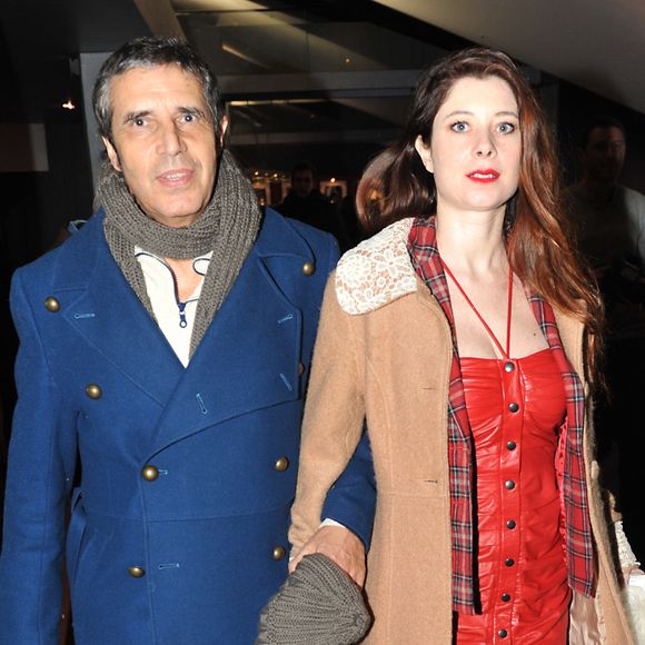 De trente ans sa cadette, la scénariste et romancière vit avec lui à Vaucresson

Julien Clerc et sa femme Helene Gremillon arrivent a la premiere de 'Arretez moi' a Paris @Bestimage