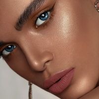 Comment adopter la routine makeup parfaite ? Le maquilleur Charly Salvator vous donne ses meilleurs conseils