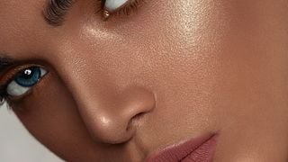 Comment adopter la routine makeup parfaite ? Le maquilleur Charly Salvator vous donne ses meilleurs conseils