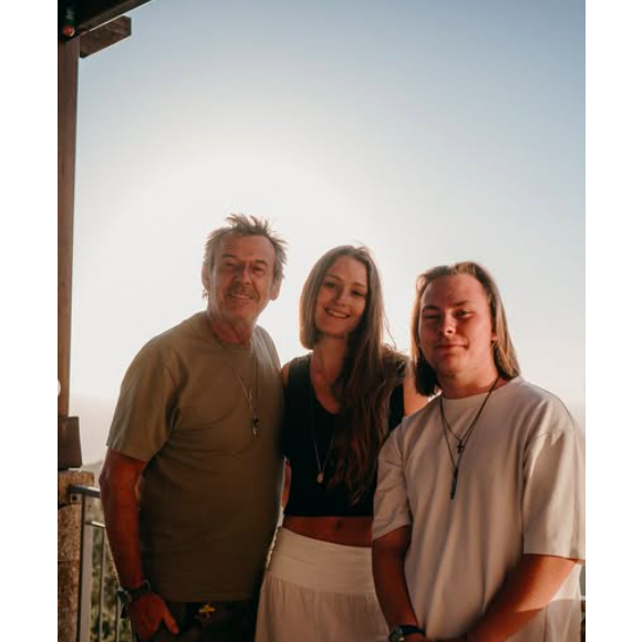 Il profite de cette propriété depuis vingt ans pour retrouver le calme avec ses proches.

Jean-Luc Reichmann avec ses enfants Swann Reichmann et Rosalie Reichmann. Photo publiée le 31 août 2025.