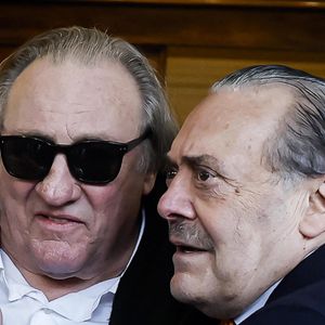 "Aujourd'hui j'ai retiré la plainte"

Gérard Depardieu et le paparazzi Rino Barillari se réconcilient au "Harry's Bar" à Rome le 19 janvier 2026. C'est au même endroit, le 21 mai 2024 que les deux hommes se sont accrochés. Gérard Depardieu aurait frappé le photographe à trois reprises au visage car ce dernier avait bousculé la compagne de Gérard Depardieu pour faire une série de photos. Après cet incident, les plaintes ont fusé de toute part....mais les images montrent que les deux hommes ont trouvé un terrain d'entente.
Zuma Press / Bestimage