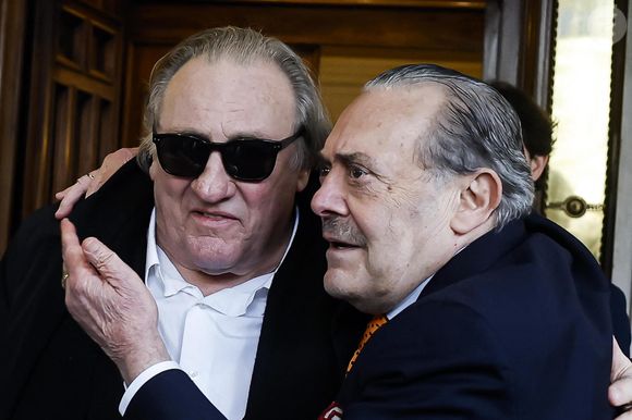 "Aujourd'hui j'ai retiré la plainte"

Gérard Depardieu et le paparazzi Rino Barillari se réconcilient au "Harry's Bar" à Rome le 19 janvier 2026. C'est au même endroit, le 21 mai 2024 que les deux hommes se sont accrochés. Gérard Depardieu aurait frappé le photographe à trois reprises au visage car ce dernier avait bousculé la compagne de Gérard Depardieu pour faire une série de photos. Après cet incident, les plaintes ont fusé de toute part....mais les images montrent que les deux hommes ont trouvé un terrain d'entente.
Zuma Press / Bestimage