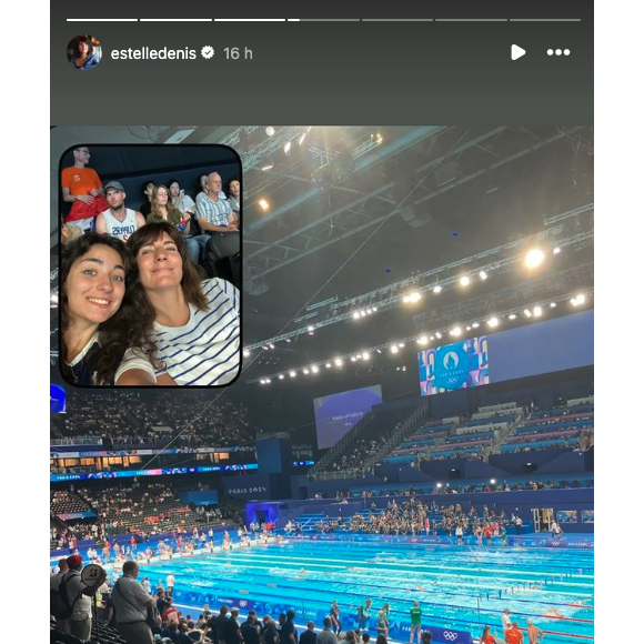 "Aimes-tu la planète ?", "N'as-tu pas oublié quelque chose ?", peut-on ainsi lire sur des petits panneaux noirs. Un homme qui semble être très écolo et qui sait comment faire adopter les bons gestes à sa compagne. 

Estelle Denis et sa fille, Victoire aux JO de Paris, ce dimanche 28 juin 2024.