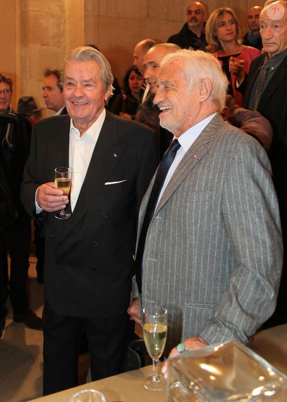 Alain Delon et Jean-Paul Belmondo - Remise du 70ème prix du polar "Quai des Orfèvres 2017" par la marraine l’actrice Alice Taglioni, à Pierre Pouchairet pour son livre "Mortels Traffics" à Paris. Le 15 novembre 2016, en présence d'Alain Delon et Jean-Paul Belmondo qui ont reçu des médailles. © Didier Sabardin/Bestimage