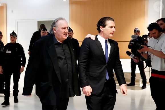 Gérard Depardieu et son avocat Jérémie Assous - Arrivées au procès de G.Depardieu accusé d'avoir agressé sexuellement deux femmes en 2021 lors du tournage du film "Les volets verts" de Jean Becker.
Paris, le 25 mars 2025.

© Clovis / Perusseau / Bestimage