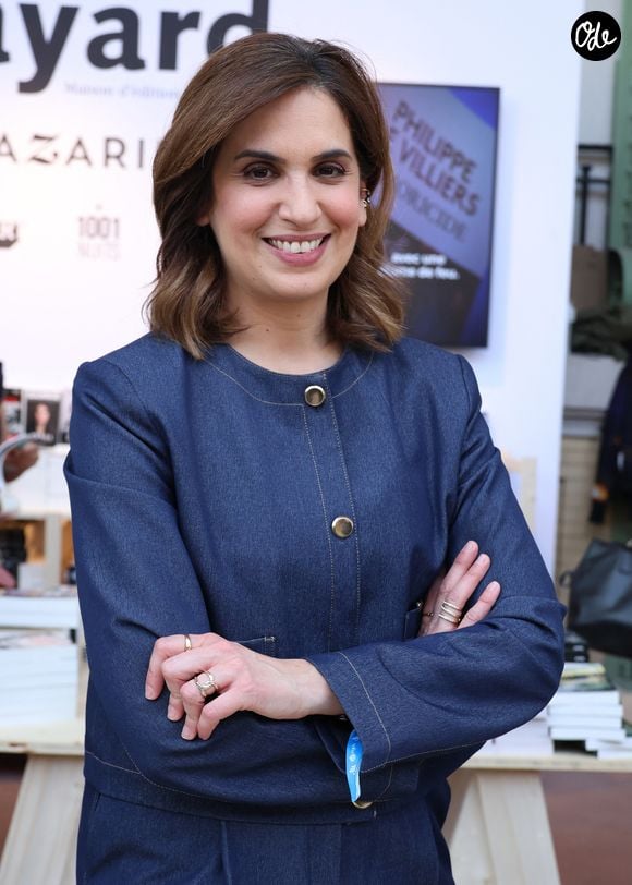 On y découvre notamment la petite fille embrassant son frère, les deux enfants allongés côte à côte ou encore le bébé avec de grandes lunettes de soleil.

Sonia Mabrouk  - Festival du Livre de Paris 2025 au Grand Palais à Paris le 11 avril 2025.

© Denis Guignebourg / Bestimage