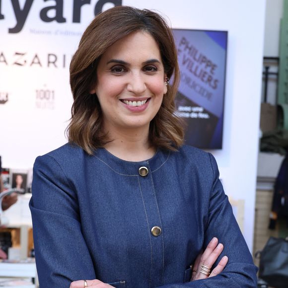 On y découvre notamment la petite fille embrassant son frère, les deux enfants allongés côte à côte ou encore le bébé avec de grandes lunettes de soleil.

Sonia Mabrouk  - Festival du Livre de Paris 2025 au Grand Palais à Paris le 11 avril 2025.

© Denis Guignebourg / Bestimage