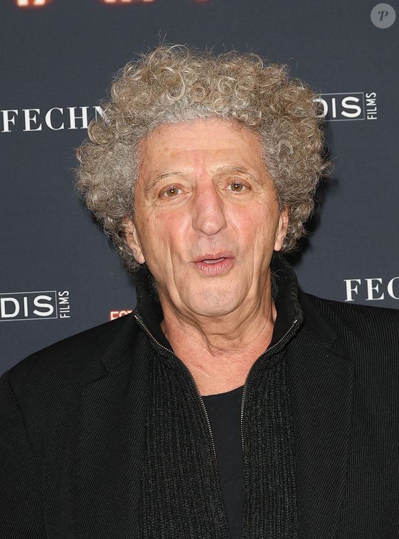 Elie Chouraqui, metteur en scène et coauteur, contestait la nouvelle version modernisée du spectacle lancée par Obispo en 2023, accusant ce dernier de s’approprier son travail. 

Elie Chouraqui - Avant-première du film "Le Bonheur est Pour Demain" au cinéma L'Arlequin à Paris le 16 janvier 2024. © Coadic Guirec/Bestimage