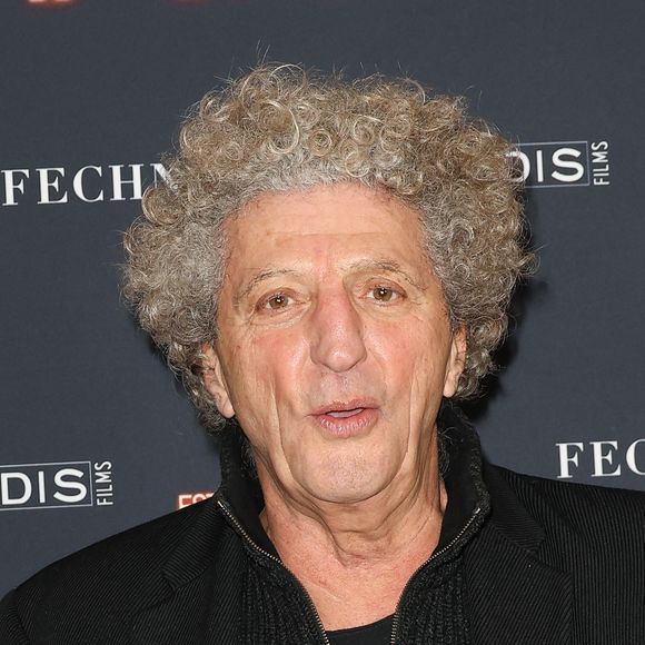 Elie Chouraqui, metteur en scène et coauteur, contestait la nouvelle version modernisée du spectacle lancée par Obispo en 2023, accusant ce dernier de s’approprier son travail. 

Elie Chouraqui - Avant-première du film "Le Bonheur est Pour Demain" au cinéma L'Arlequin à Paris le 16 janvier 2024. © Coadic Guirec/Bestimage