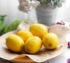 L'acidité citrique dissout le tartre tandis que la poudre fine élimine les saletés sans rayer les parois ou la vitre.

Comment retirer des traces sur les parois de la douche ?