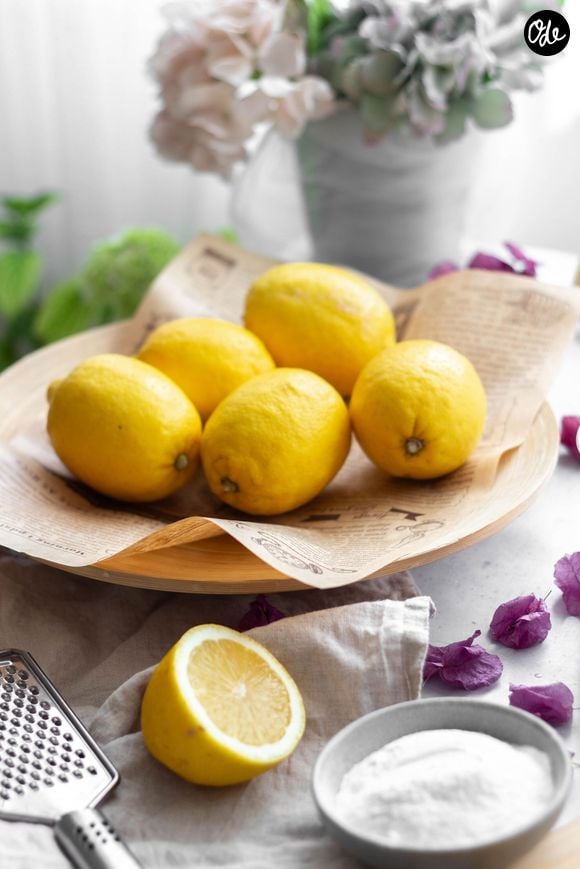 L'acidité citrique dissout le tartre tandis que la poudre fine élimine les saletés sans rayer les parois ou la vitre.

Comment retirer des traces sur les parois de la douche ?