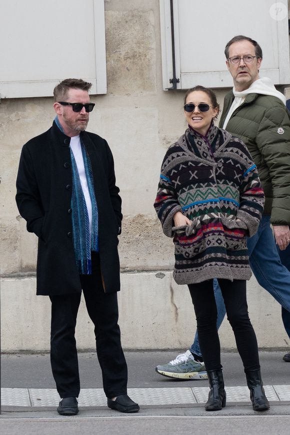 Si Macaulay Culkin a posé ses valises en France pour l'effervescence de la Fashion Week, Natalie Portman, quant à elle, profite pleinement de sa vie de Parisienne d'adoption.

Exclusif - Macaulay Culkin et Natalie Portman sont allés déjeuner au Steam Bar (un restaurant asiatique) puis faire une balade à Paris lors de la Fashion Week de Paris (PFW) le 6 mars 2026. AGENCE / BESTIMAGE
