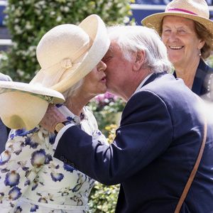 Andrew et Camilla se sont mariés en 1973 et ont eu deux enfants, Laura et Tom, avant de divorcer en 1992, tandis qu’Anne et Mark Phillips divorcent en 1995.

Sa Majesté la reine Camilla (la reine consort d’Angleterre, Camilla Parker Bowles) assiste à Ascot pour voir courir le cheval de Leurs Majestés, Handcuffed, dans les Princess Margaret Stakes.
La photo montre : la reine et son ancien mari, Andrew Parker Bowles, se retrouvant dans le rond de présentation.

© GoffPhotos / Bestimage