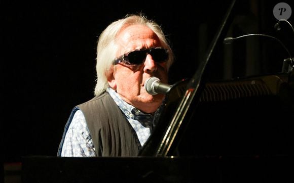 Exclusif - Gilbert Montagné - Claude Lemesle reçoit la cravate des arts et des lettres des mains de G. Davoust lors de son concert au Café de la Gare à l'occasion de son 80ème anniversaire à Paris le 12 octobre 2025. 
© Coadic Guirec/Bestimage