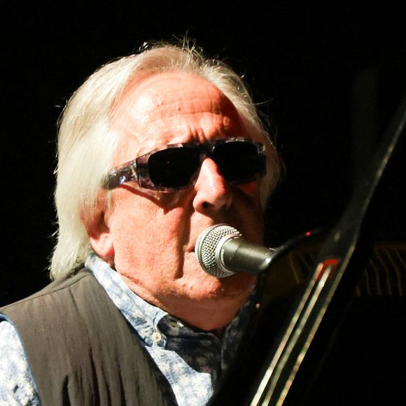 Exclusif - Gilbert Montagné - Claude Lemesle reçoit la cravate des arts et des lettres des mains de G. Davoust lors de son concert au Café de la Gare à l'occasion de son 80ème anniversaire à Paris le 12 octobre 2025. 
© Coadic Guirec/Bestimage