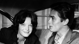 3m20 de hauteur sous plafond et parquet Versailles : un appartement d’exception dans l’immeuble d’Alain Delon et Romy Schneider