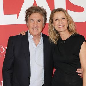 Dans ce film, Alexandra Lamy et François Cluzet incarnent Fanny et Tom, un couple prêt à tout — et surtout aux inventions les plus folles — pour révolutionner leur vie intime.
François Cluzet et Alexandra Lamy - Avant-première du film "Pour le plaisir" au Pathé Palace à Paris le 4 ami 2026.
© Coadic Guirec/bestimage