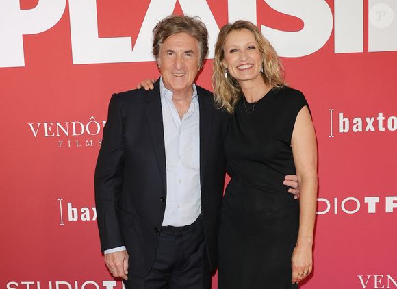 Dans ce film, Alexandra Lamy et François Cluzet incarnent Fanny et Tom, un couple prêt à tout — et surtout aux inventions les plus folles — pour révolutionner leur vie intime.

François Cluzet et Alexandra Lamy - Avant-première du film "Pour le plaisir" au Pathé Palace à Paris le 4 ami 2026. 

© Coadic Guirec/bestimage