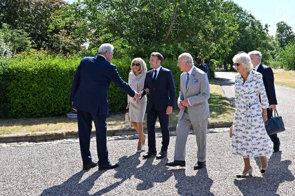 Déambulation d'Emmanuel Macron, président de la République Française, et de la Première dame Brigitte Macron, dans les jardins du château de Windsor avec le roi Charles III d'Angleterre et Camilla Parker Bowles, reine consort, le 9 juillet 2025. Au cours de cette promenade, le chef de l'Etat français et le souverain britannique ont abordé la protection de la biodiversité. Le couple présidentiel français est en visite officielle en Grande-Bretagne du 8 au 10 juillet 2025. 
© Jeanne Accorsini / Pool / Bestimage