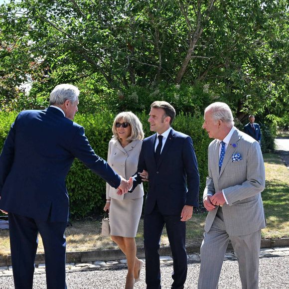 Déambulation d'Emmanuel Macron, président de la République Française, et de la Première dame Brigitte Macron, dans les jardins du château de Windsor avec le roi Charles III d'Angleterre et Camilla Parker Bowles, reine consort, le 9 juillet 2025. Au cours de cette promenade, le chef de l'Etat français et le souverain britannique ont abordé la protection de la biodiversité. Le couple présidentiel français est en visite officielle en Grande-Bretagne du 8 au 10 juillet 2025. 
© Jeanne Accorsini / Pool / Bestimage