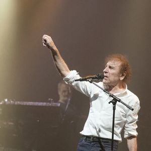 Le chanteur Alain Souchon sur scène en concert a Bruxelles, Belgique, le 30 avril 2022 - Photo by Monasse T/ANDBZ/ABACAPRESS.COM