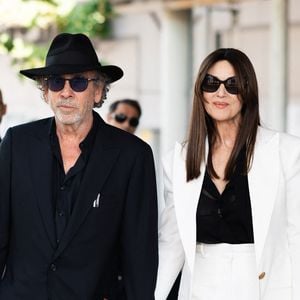 Monica Bellucci et son compagnon Tim Burton arrivent au Lido lors du 81ème Festival International du Film de Venise (Mostra), le 27 août 2024. Le film "Beetlejuice Beetlejuice" sera projeté lors de la cérémonie d'ouverture. 
© Tiziano Da Silva / Bestimage