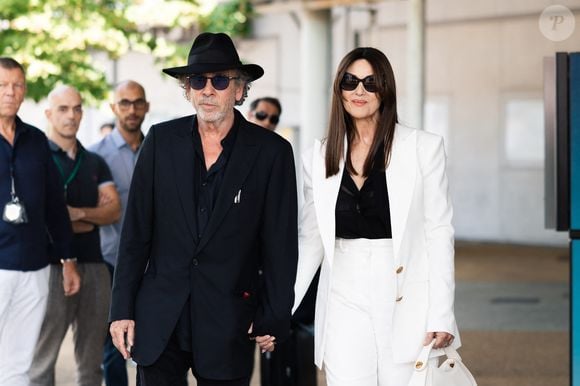 Monica Bellucci et son compagnon Tim Burton arrivent au Lido lors du 81ème Festival International du Film de Venise (Mostra), le 27 août 2024. Le film "Beetlejuice Beetlejuice" sera projeté lors de la cérémonie d'ouverture. 
© Tiziano Da Silva / Bestimage