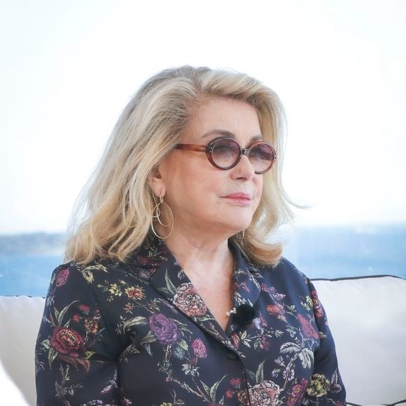 "Heureusement, elle n’a aucun déficit moteur et doit bien sûr prendre quelque temps de repos", apprenait-on. 


Exclusif - Catherine Deneuve interviewée par Augustin Trapenard pour l'émission "Brut" lors du 77ème Festival International du Film de Cannes. Le 22 mai 2024. 
© Jack Tribeca / Bestimage