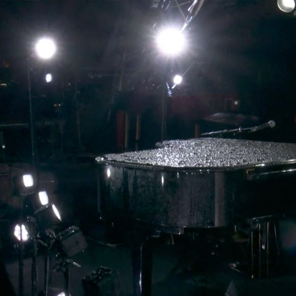 Céline Dion chante depuis le premier étage de la Tour Eiffel, L'hymne à l'amour, d'Édith Piaf - Cérémonie d'ouverture des Jeux Olympiques (JO) de Paris 2024.
© Capture France TV via Bestimage