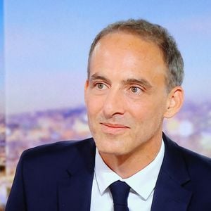 Invité du Journal de 20 heures de TF1, Raphael Glucksmann annonce sa candidature à l’élection présidentielle de 2027, le 23 août 2026. © Capture TF1 via Bestimage