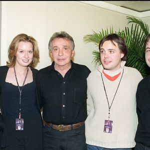 Bien que séparés par un océan, le père et la fille ne seraient pas fâchés...

Michel Sardou avec Cynthia et Romain.