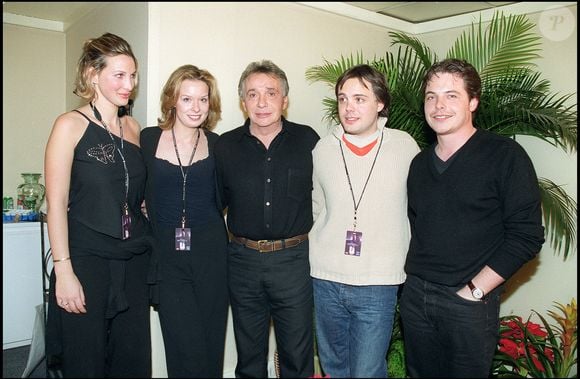 Bien que séparés par un océan, le père et la fille ne seraient pas fâchés...

Michel Sardou avec Cynthia et Romain.