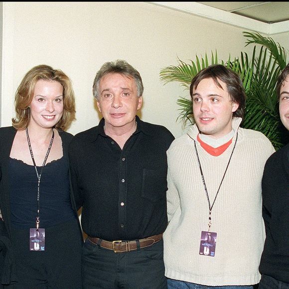 Bien que séparés par un océan, le père et la fille ne seraient pas fâchés...

Michel Sardou avec Cynthia et Romain.