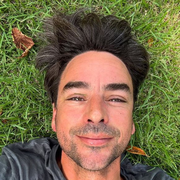 Julian Bugier partage ses vacances sur Instagram en compagnie de sa conjointe Claire Fournier.