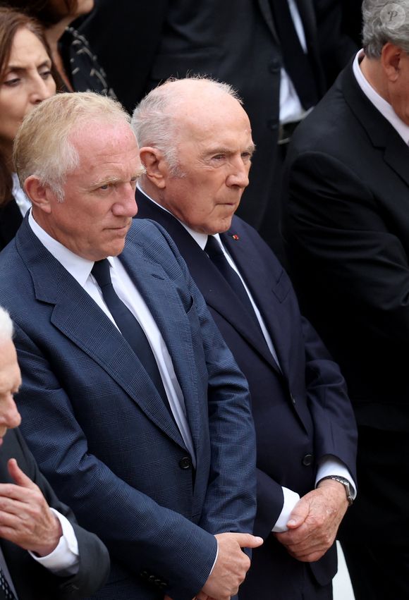 François-Henri Pinault et François Pinault lors de l'hommage national du général d'armée Jean-Louis Georgelin sur l'esplanade des Invalides à Paris, France, le 25 août 2023. L’ancien chef d’État-major des armées, chargé de la reconstruction de Notre-Dame de Paris, est mort vendredi 18 août à 74 ans lors d’une randonnée sur les pentes du Mont Valier, dans les Pyrénées. © Dominique Jacovides/Bestimage