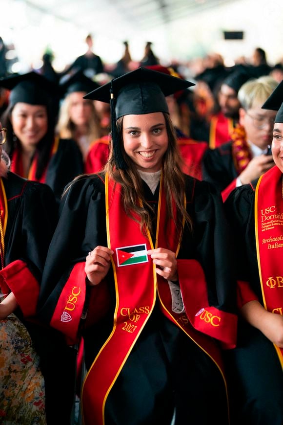 Le roi Abdallah II et la reine Rania, la princesse Iman et M. Jameel Thermiotis avec la princesse Salma lors de sa remise de diplôme à l'Université de Californie du Sud Los Angeles,12 mai 2023 Photo : Cour royale hachémite / Albert Nieboer / dpa/ABACAPRESSS.COM Point de Vue OUT