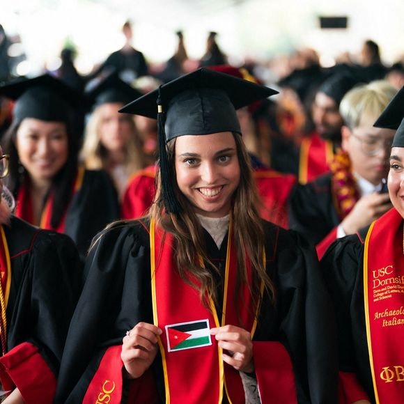 Le roi Abdallah II et la reine Rania, la princesse Iman et M. Jameel Thermiotis avec la princesse Salma lors de sa remise de diplôme à l'Université de Californie du Sud Los Angeles,12 mai 2023 Photo : Cour royale hachémite / Albert Nieboer / dpa/ABACAPRESSS.COM Point de Vue OUT