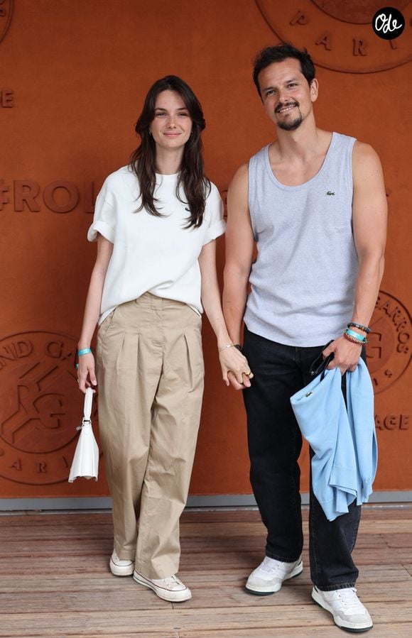 Juan Arbelaez et sa compagne Cassandre Verdier - Les célébrités au village lors des Internationaux de France de Tennis de Roland Garros le 1er juin 2025. © Dominique Jacovides / Bestimage