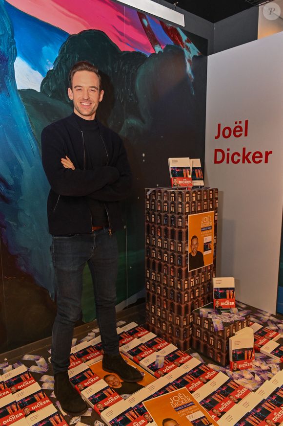 Joël Dicker présente son nouveau livre "Un animal sauvage" à la librairie Filigranes à Bruxelles, le 11 mars 2024.