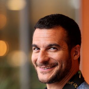 Il reconnaît que ce handicap gêne parfois les autres plus que lui.

Amir Haddad au village lors des Internationaux de France de Tennis de Roland Garros 2025, à Paris, France, le 6 juin 2025. © Jacovides-Moreau/Bestimage