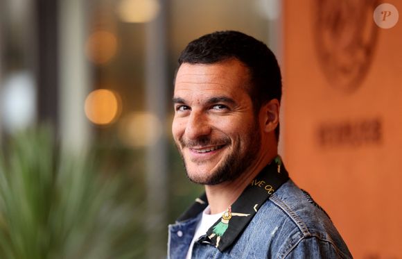 Il reconnaît que ce handicap gêne parfois les autres plus que lui.

Amir Haddad au village lors des Internationaux de France de Tennis de Roland Garros 2025, à Paris, France, le 6 juin 2025. © Jacovides-Moreau/Bestimage
